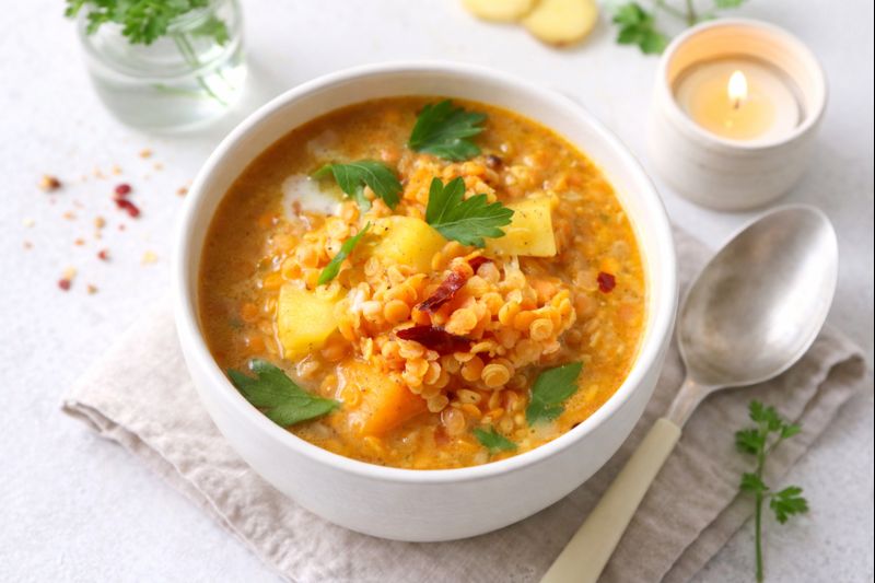 Zuppa speziata di lenticchie rosse, patate, zucca e cocco