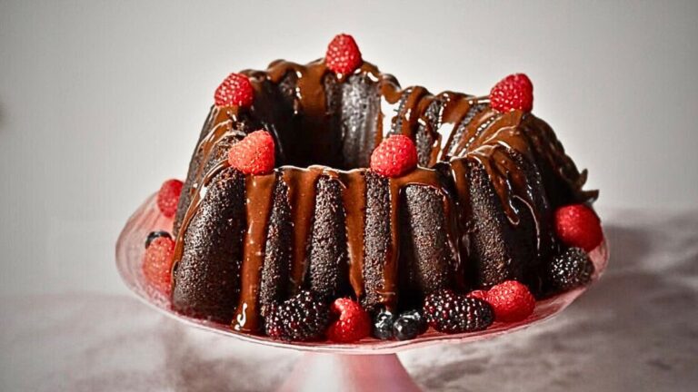 Nero d’Amore – Torta al cioccolato fondente, peperoncino e frutti di bosco