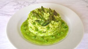 Carnaroli mantecato agli asparagi arrostiti, clorofilla di piselli e mandorla affumicata