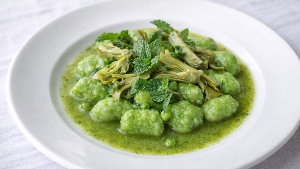Gnocchi verdi di piselli, carciofo in estrazione e menta selvatica