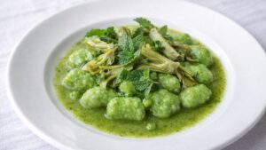 Gnocchi verdi di piselli, carciofo in estrazione e menta selvatica
