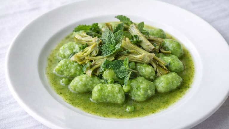 Gnocchi verdi di piselli, carciofo in estrazione e menta selvatica
