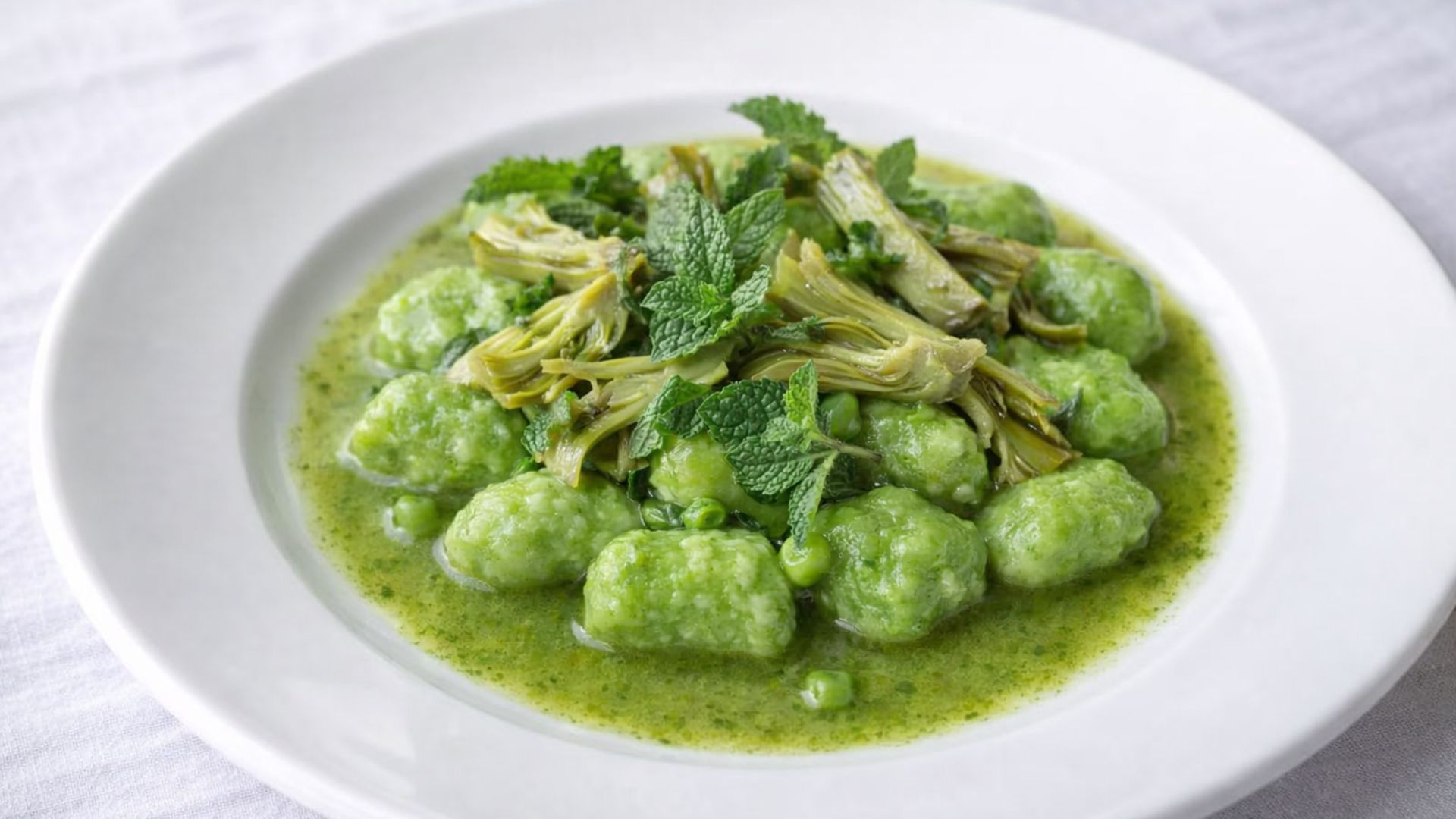 Gnocchi verdi di piselli, carciofo in estrazione e menta selvatica
