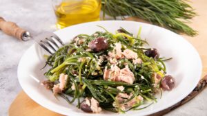 Agretti con tonno, olive nere e sesamo