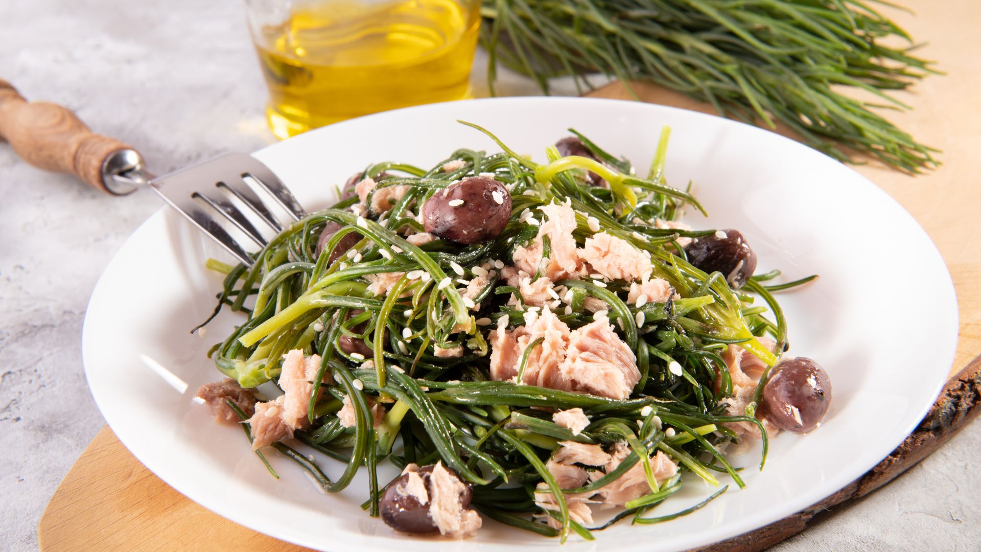 Agretti con tonno, olive nere e sesamo
