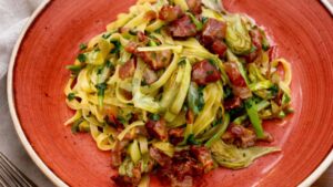 Fettuccine carciofi e guanciale la firma primaverile di Paolo Spaziani