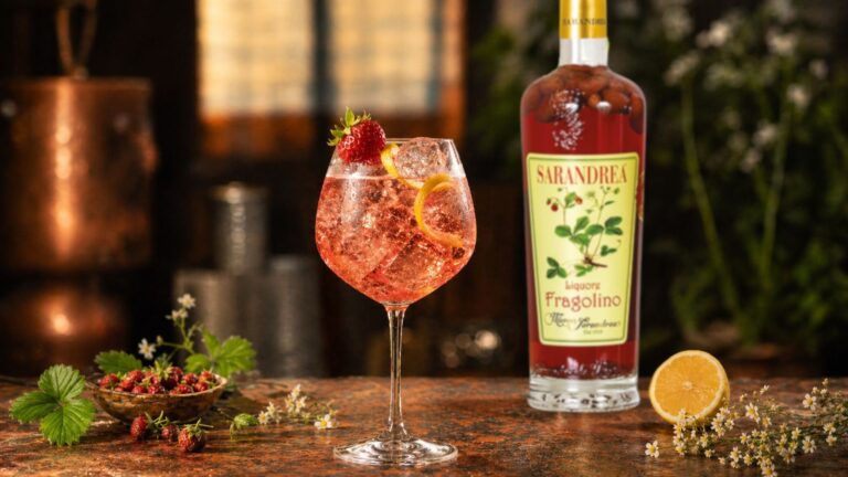 Fragolino Sarandrea, una bottiglia che riporta la fragola al suo tempo