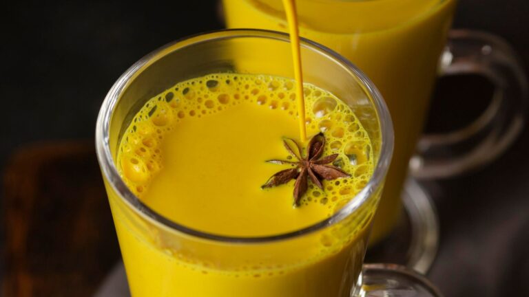 Golden Milk del Bar la ricetta base per una tazza dorata alla curcuma