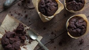 Muffin cacao e gocce di cioccolato il lato più goloso del forno