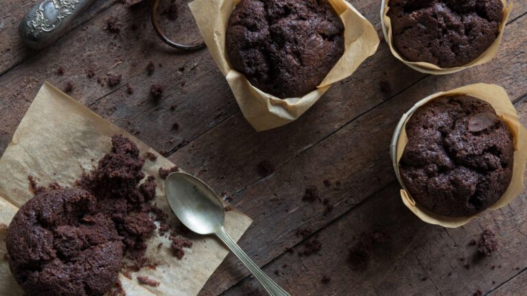 Muffin cacao e gocce di cioccolato il lato più goloso del forno