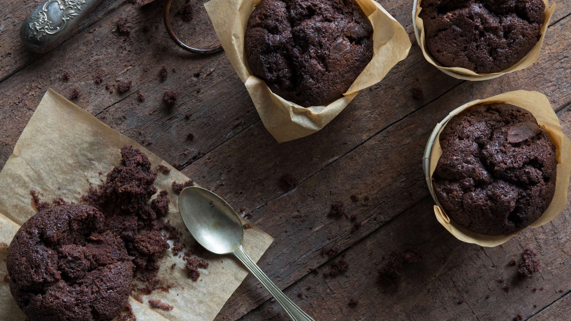 Muffin cacao e gocce di cioccolato il lato più goloso del forno