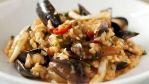 Padellata di riso con pesce e molluschi