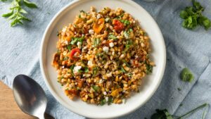 Ricetta del giorno insalata di farro con zucchine, pomodorini, feta e basilico