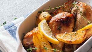 Ricetta del giorno pollo al forno con patate, erbe aromatiche e limone
