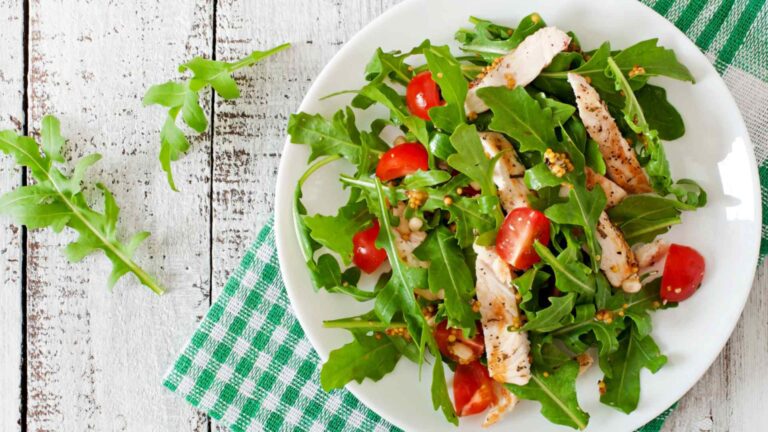 Insalata di pollo con rucola, pomodorini e scaglie di grana