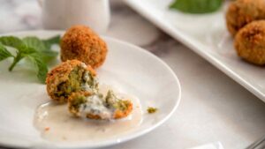 Polpette di melanzane al forno con salsa allo yogurt