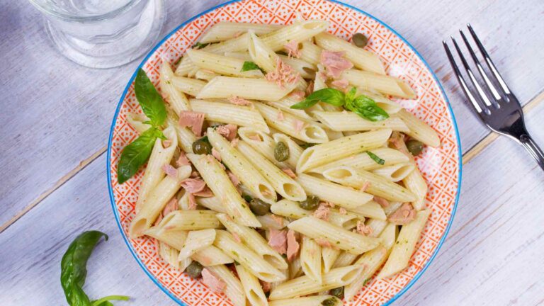 Pasta fredda con tonno, limone, capperi e prezzemolo