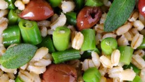 Insalata di orzo con fagiolini, pomodorini, olive e basilico