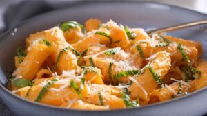 Pasta con crema di peperoni, ricotta salata e basilico