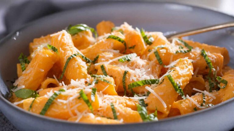 Pasta con crema di peperoni, ricotta salata e basilico