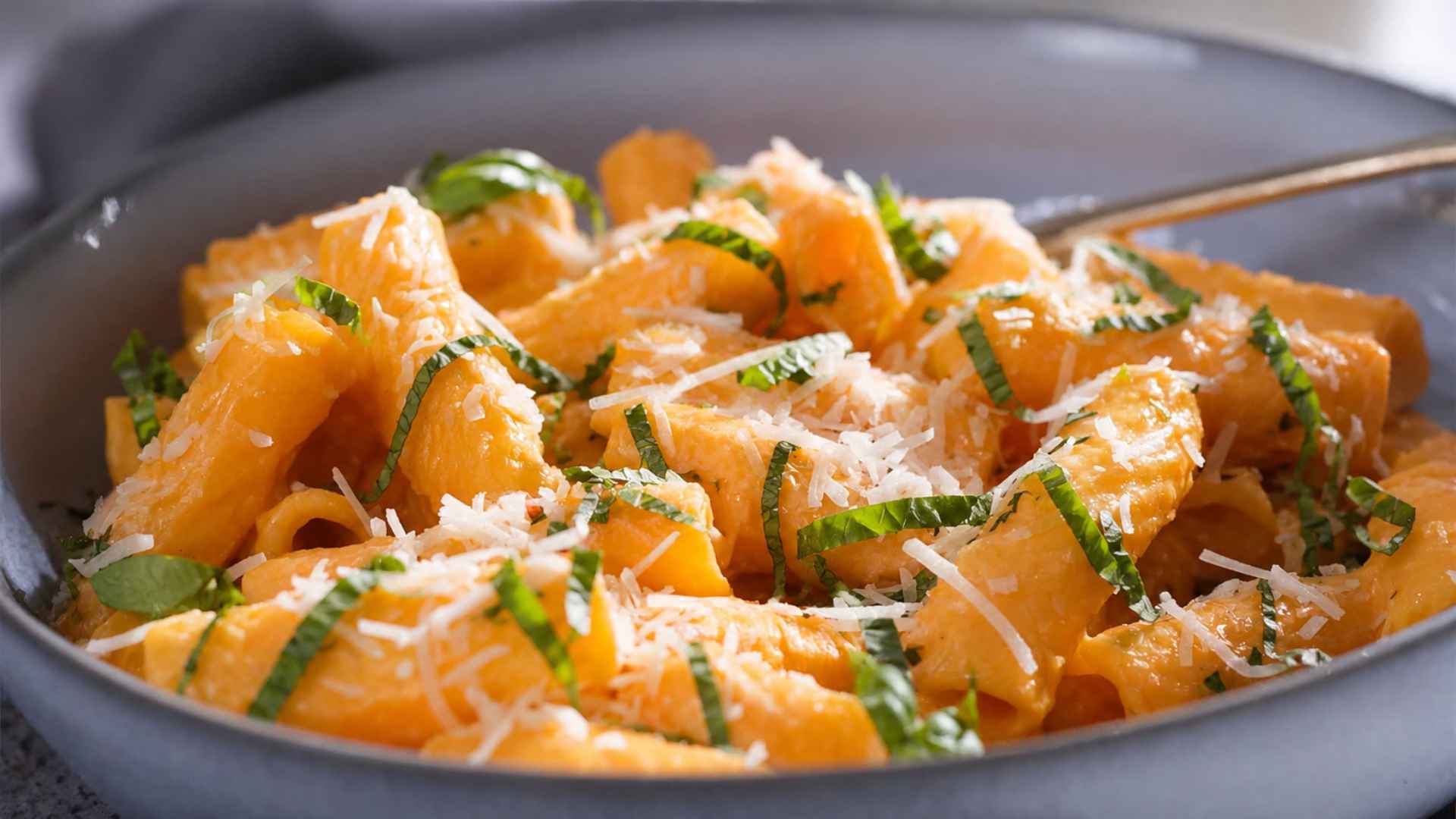 Pasta con crema di peperoni, ricotta salata e basilico