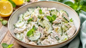 Tacchino freddo con cetrioli, yogurt, limone e menta