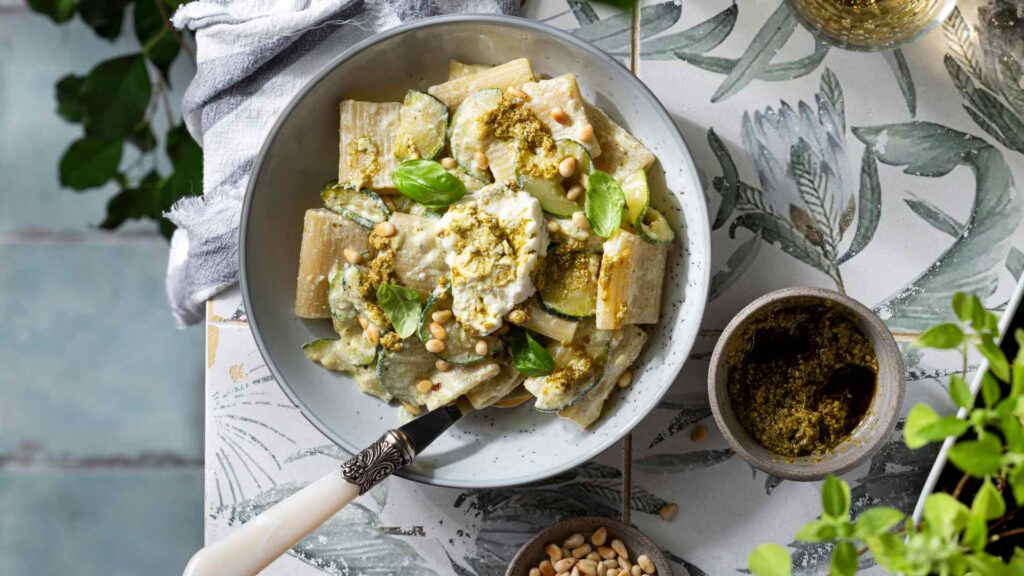 Pasta con crema di zucchine, ricotta e basilico