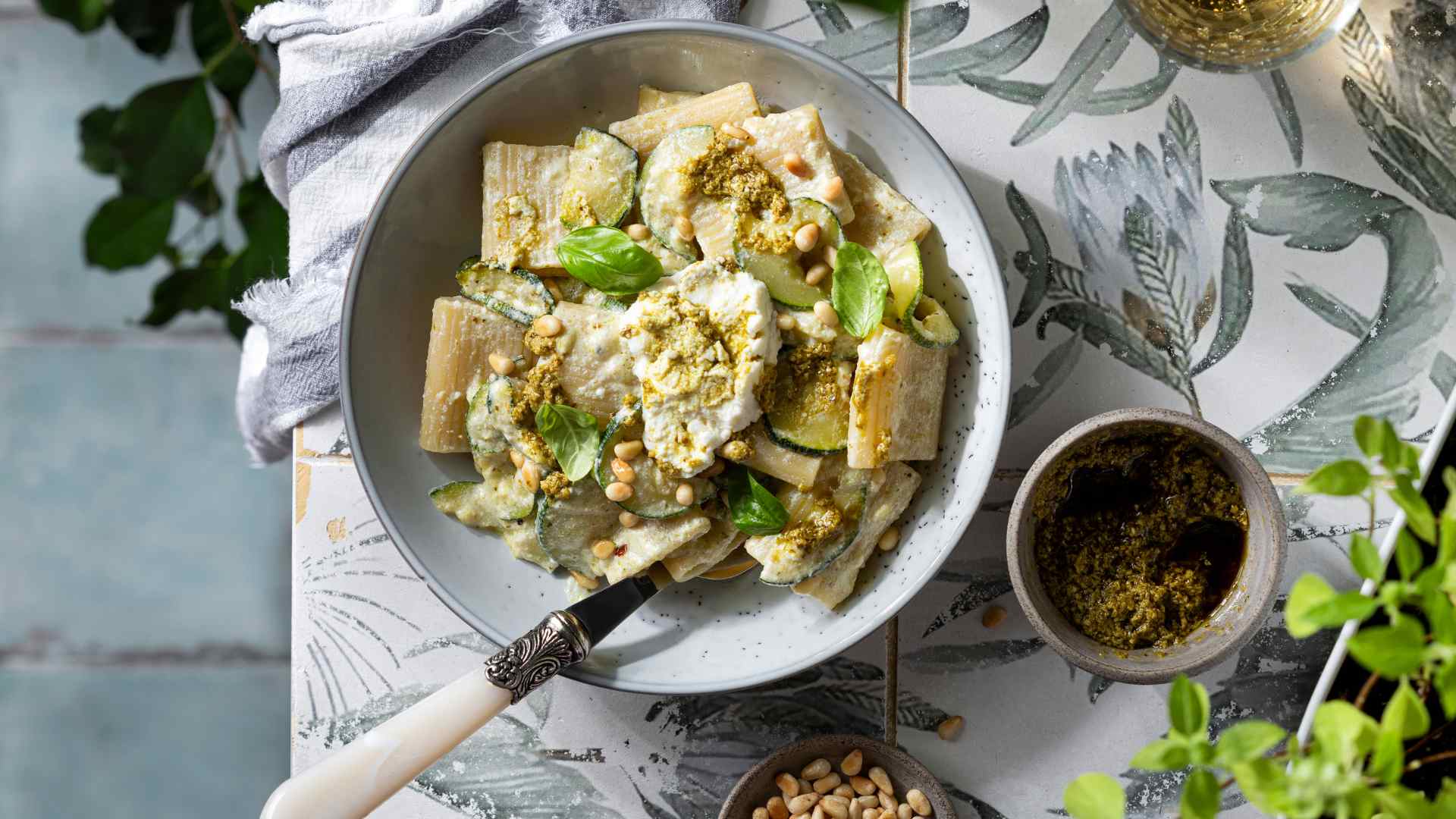 Pasta con crema di zucchine, ricotta e basilico