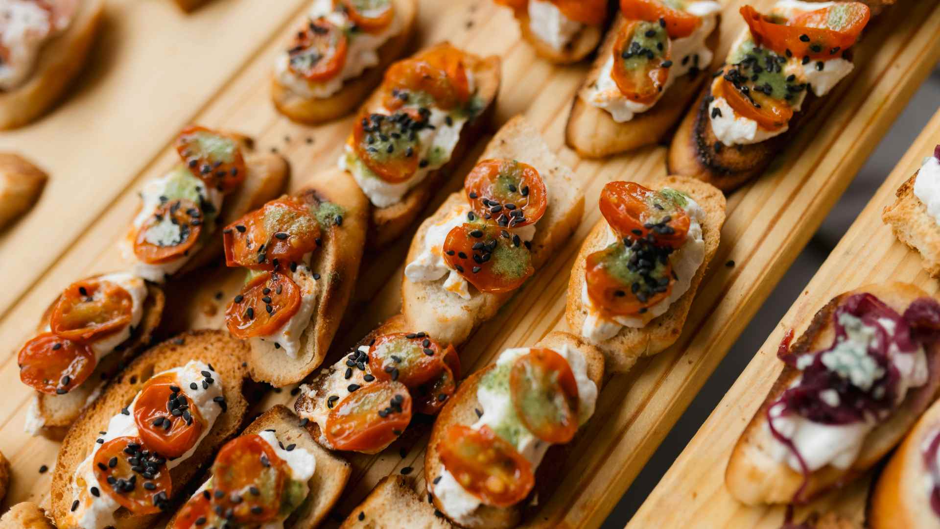 Crostini con stracciatella, alici, scorza di limone e pomodorini confit