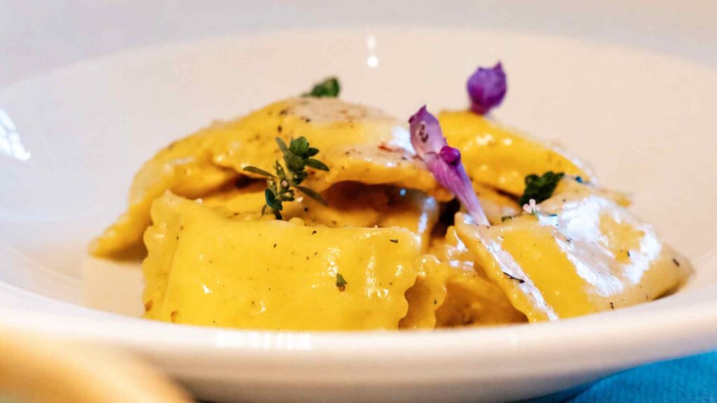 Fagottelli ripieni di ricotta ed erbe di montagna