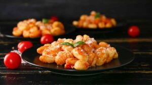 Gnocchi alla sorrentina estiva con pomodoro fresco e basilico