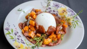 La mozzarella di bufala in una caprese di tonno rosso