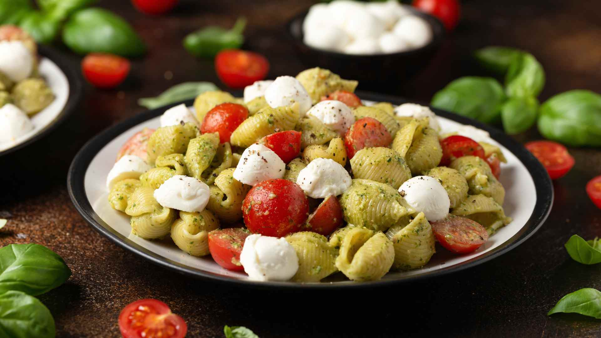 Pasta fredda tricolore con pesto leggero, mozzarella e pomodorini