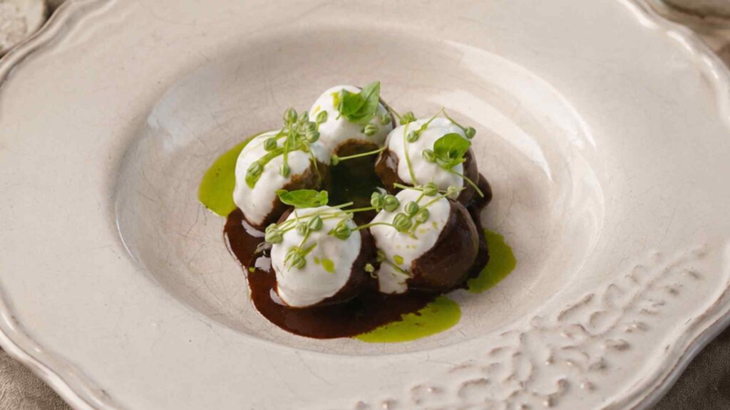 Polpettine di melanzana con caffè, cioccolato, aglio nero e yogurt greco