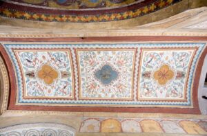 Roma, La Cripta della Chiesa di Sant’Agnese in Agone dopo i restauri iniziati nel 2017 e terminati nel 2026 E. Cisterna, decorazione della volta con simboli floreali stilizzati e paleocristiani Foto: Webuild Image Library 