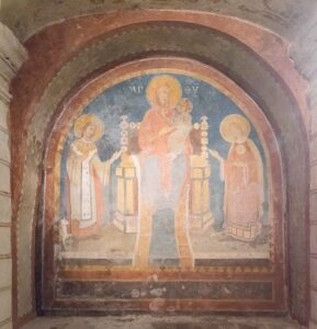Roma, La Cripta della Chiesa di Sant’Agnese in Agone E. Cisterna, La Vergine Maria in trono tra S. Agnese (con l’agnello) e S. Emerenziana Da: https://www.operaromanapellegrinaggi.org/it/news/cripta-di-sant-agnese-riapre-il-gioiello-di-piazza-navona