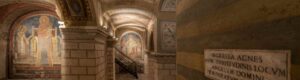 Da: https://www.omniavaticanrome.org/it/pages/chiesa-di-sant-agnese-in-agone a destra si nota l’epigrafe filocaliana che ricorda il martirio di Agnese